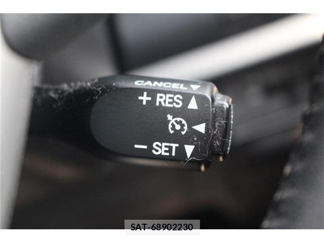 Toyota VOXY HYBRID 2018-06 6915313-24