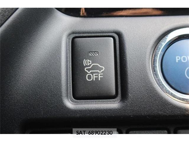 Toyota VOXY HYBRID 2018-06 6915313-26