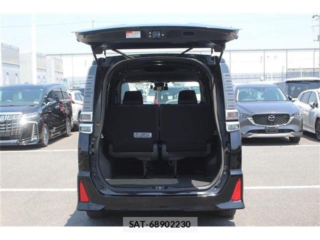 Toyota VOXY HYBRID 2018-06 6915313-28