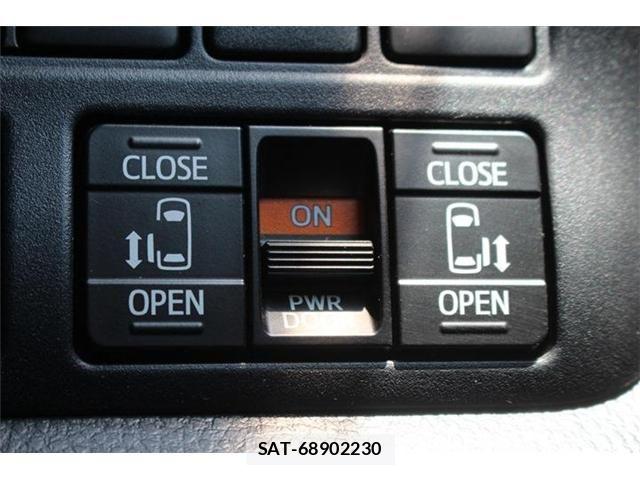 Toyota VOXY HYBRID 2018-06 6915313-3