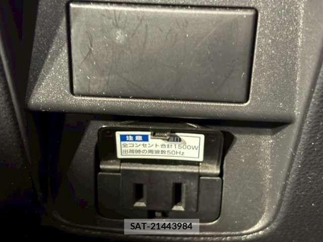 Toyota VOXY HYBRID 2022-03 6915278-9
