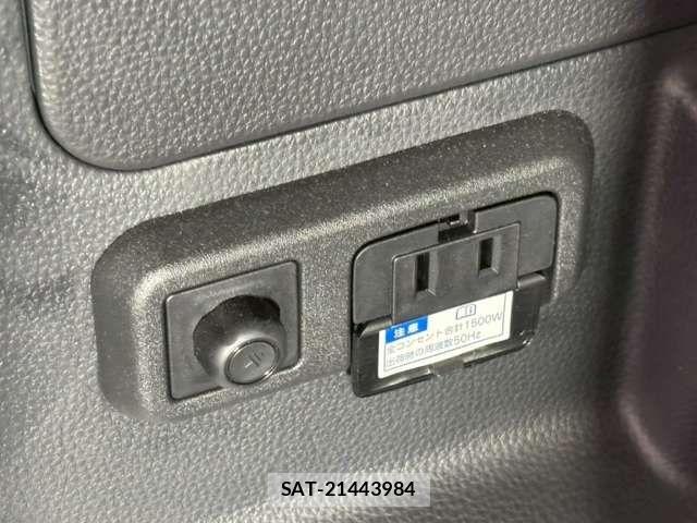 Toyota VOXY HYBRID 2022-03 6915278-5