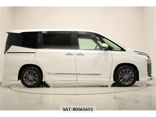 Toyota VOXY HYBRID 2023-02 6915289-12