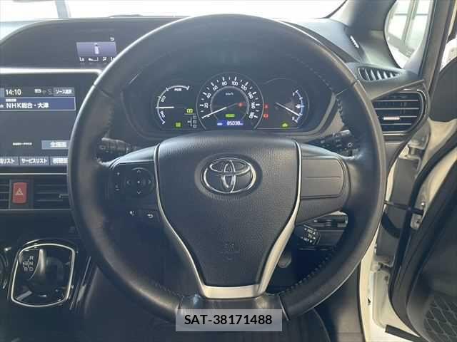 Toyota VOXY HYBRID 2018-12 6915311-12