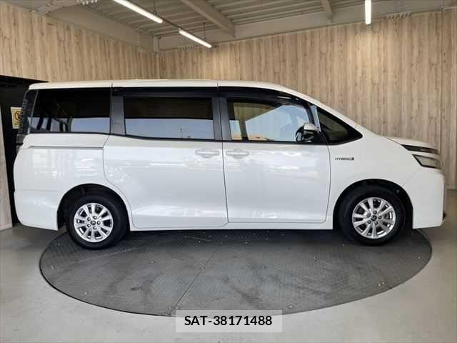 Toyota VOXY HYBRID 2018-12 6915311-18
