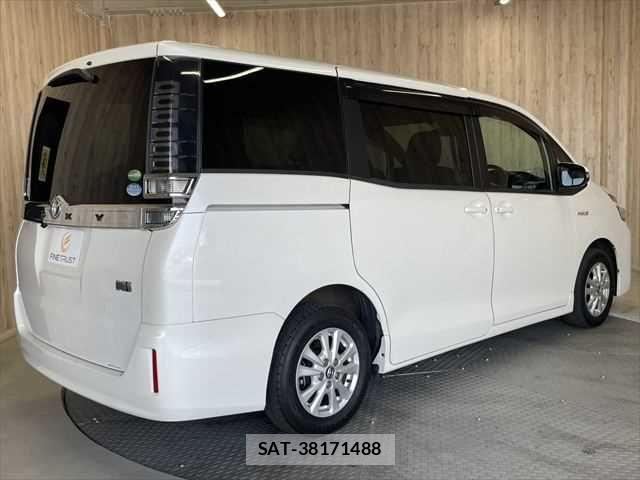 Toyota VOXY HYBRID 2018-12 6915311-20