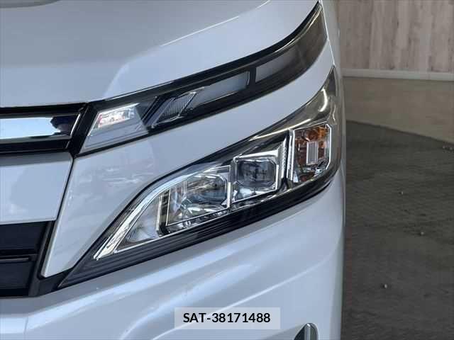Toyota VOXY HYBRID 2018-12 6915311-23