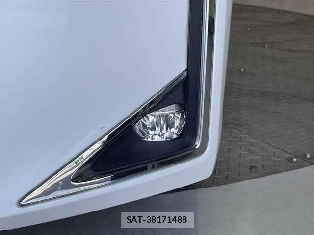 Toyota VOXY HYBRID 2018-12 6915311-24