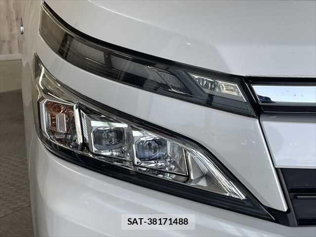 Toyota VOXY HYBRID 2018-12 6915311-25