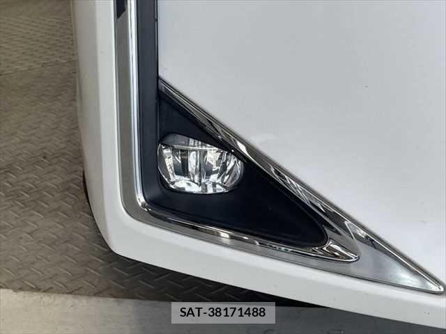 Toyota VOXY HYBRID 2018-12 6915311-26