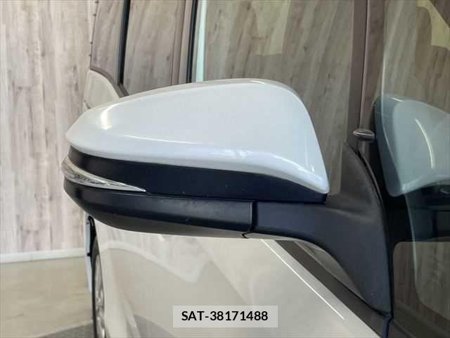 Toyota VOXY HYBRID 2018-12 6915311-28