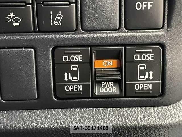 Toyota VOXY HYBRID 2018-12 6915311-7