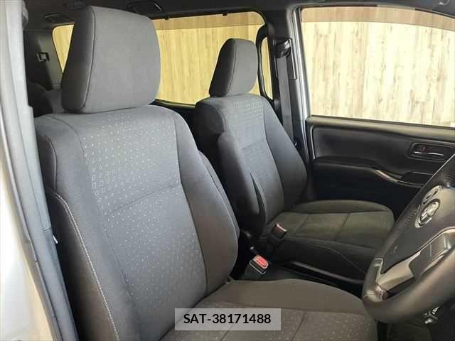 Toyota VOXY HYBRID 2018-12 6915311-8