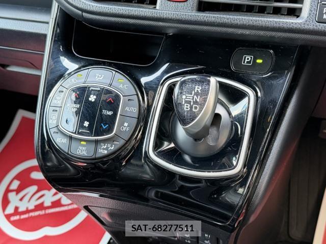 Toyota VOXY HYBRID 2017-07 6915319-28