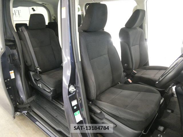 Toyota VOXY HYBRID 2016-08 6915318-12