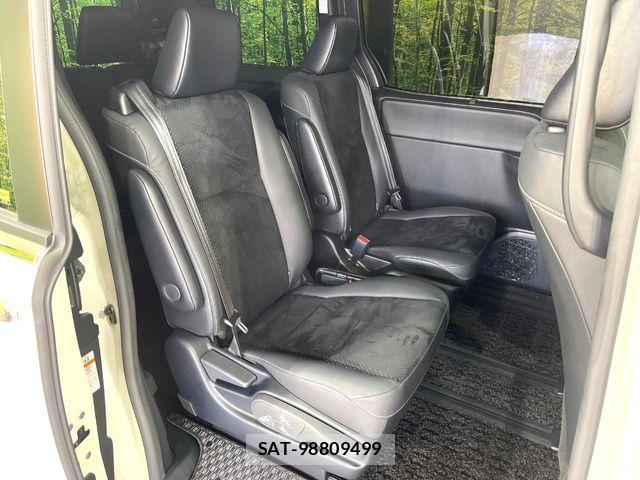 Toyota VOXY HYBRID 2021-09 6915286-9