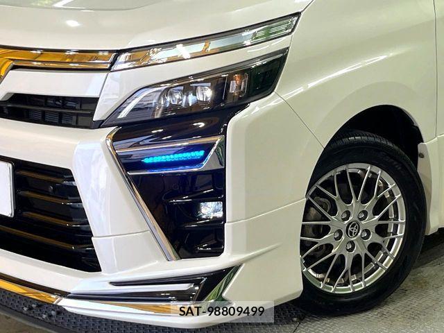 Toyota VOXY HYBRID 2021-09 6915286-14