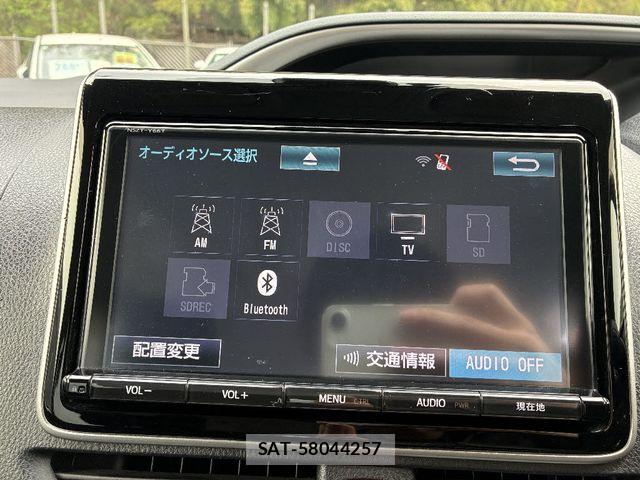 Toyota VOXY HYBRID 2017-05 6915310-11