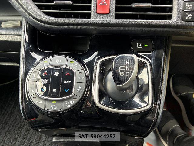 Toyota VOXY HYBRID 2017-05 6915310-14