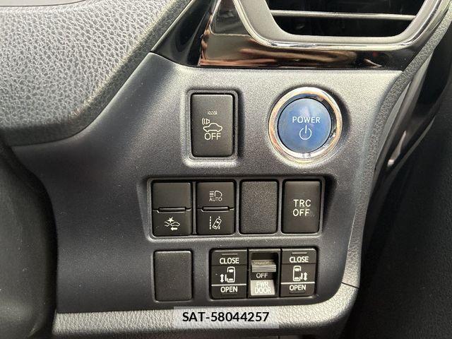 Toyota VOXY HYBRID 2017-05 6915310-16