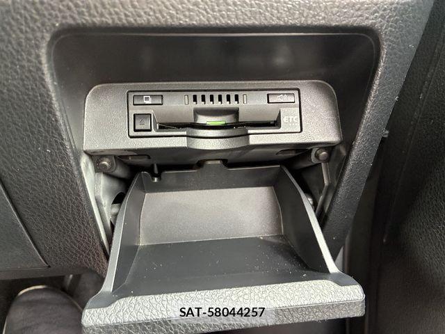 Toyota VOXY HYBRID 2017-05 6915310-17