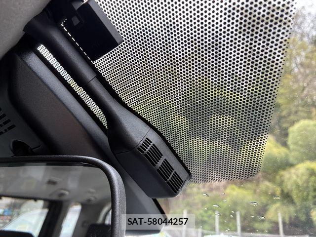 Toyota VOXY HYBRID 2017-05 6915310-18