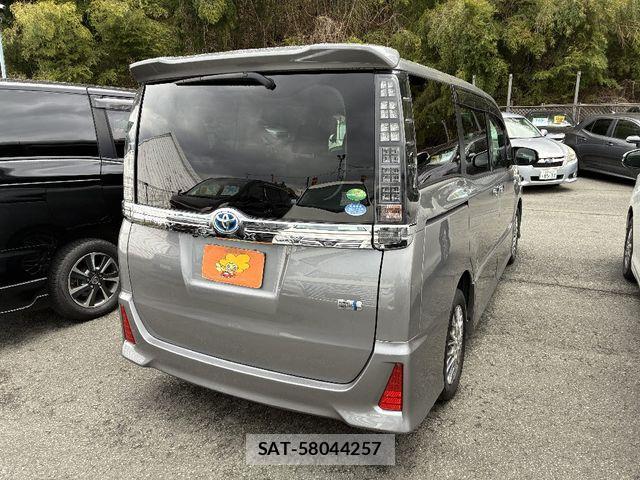 Toyota VOXY HYBRID 2017-05 6915310-1