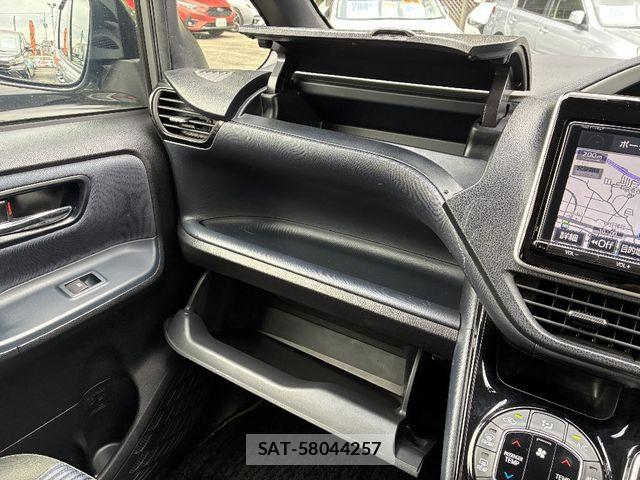 Toyota VOXY HYBRID 2017-05 6915310-19