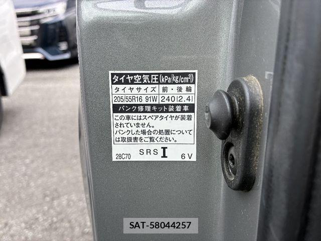 Toyota VOXY HYBRID 2017-05 6915310-21