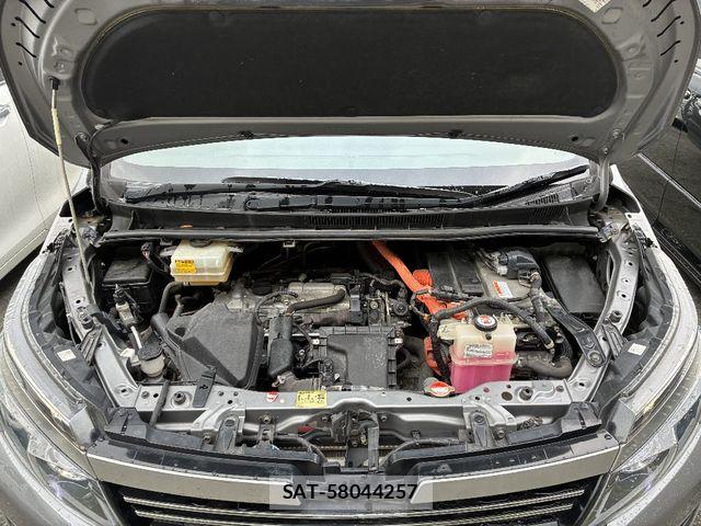 Toyota VOXY HYBRID 2017-05 6915310-22