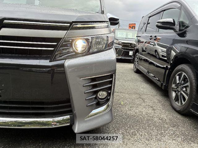 Toyota VOXY HYBRID 2017-05 6915310-23