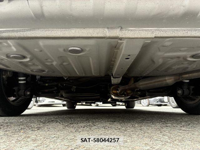 Toyota VOXY HYBRID 2017-05 6915310-26