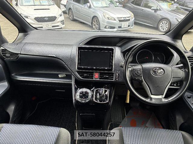 Toyota VOXY HYBRID 2017-05 6915310-2
