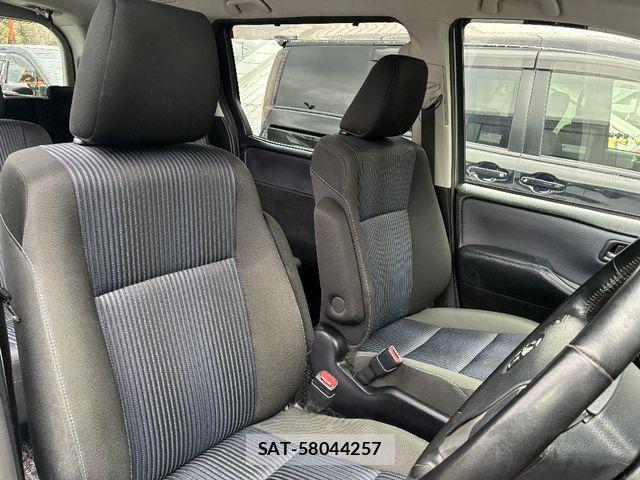 Toyota VOXY HYBRID 2017-05 6915310-3