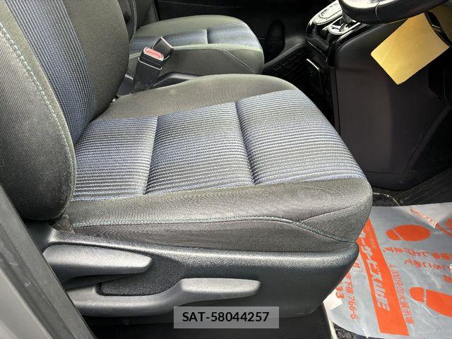 Toyota VOXY HYBRID 2017-05 6915310-4