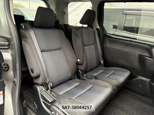 Toyota VOXY HYBRID 2017-05 6915310-5