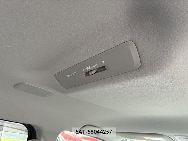Toyota VOXY HYBRID 2017-05 6915310-6
