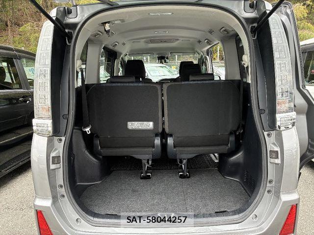 Toyota VOXY HYBRID 2017-05 6915310-8