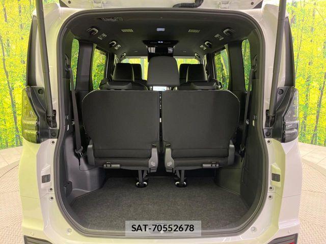 Toyota VOXY HYBRID 2023-08 6915267-12