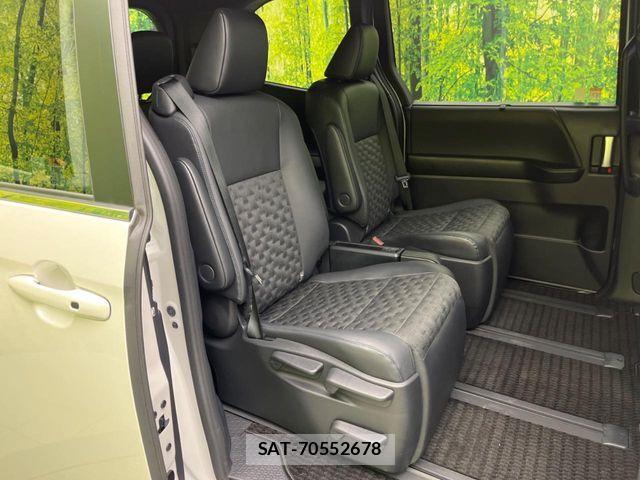 Toyota VOXY HYBRID 2023-08 6915267-8