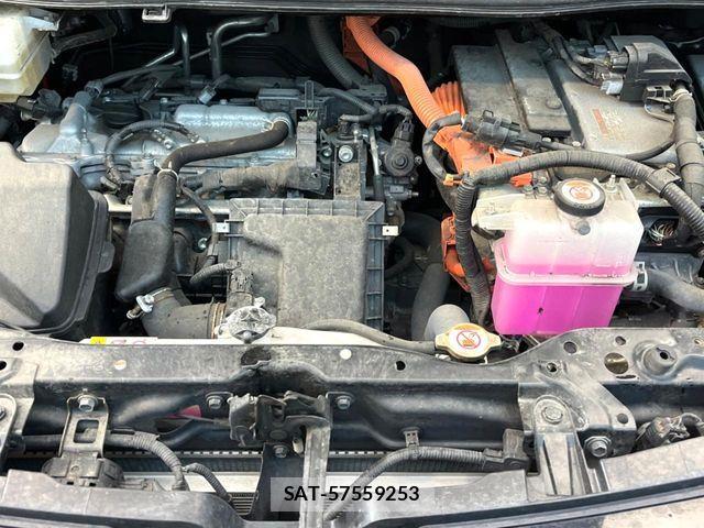 Toyota VOXY HYBRID 2021-07 6915296-17
