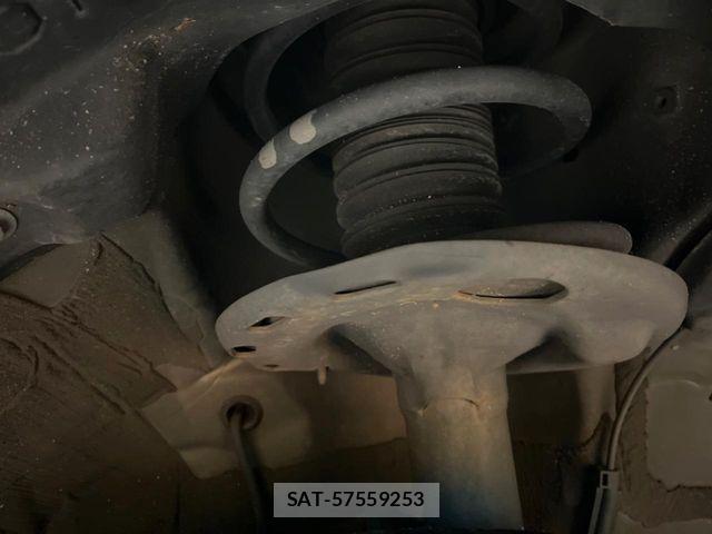 Toyota VOXY HYBRID 2021-07 6915296-19