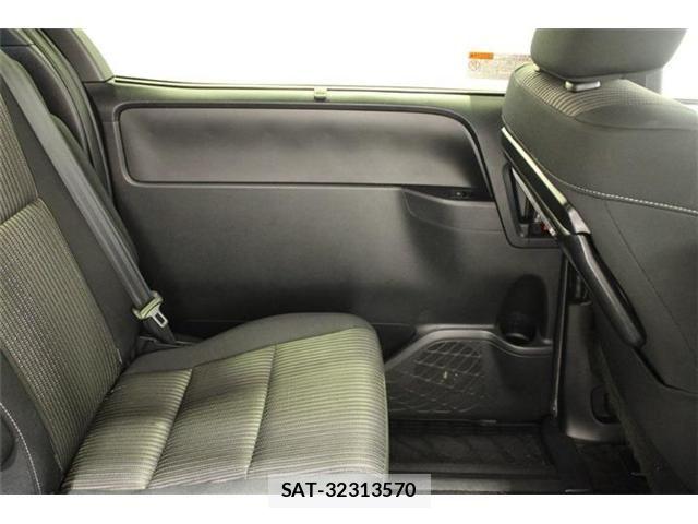 Toyota VOXY HYBRID 2018-01 6915307-29
