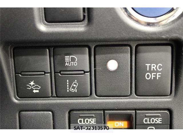 Toyota VOXY HYBRID 2018-01 6915307-3