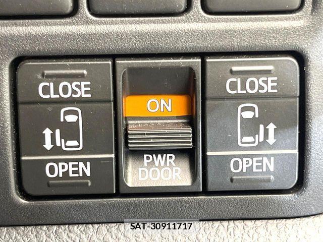 Toyota VOXY HYBRID 2018-03 6915309-5