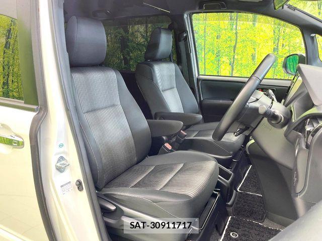 Toyota VOXY HYBRID 2018-03 6915309-7