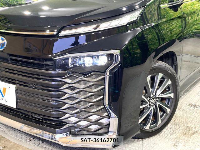 Toyota VOXY HYBRID 2023-02 6915272-12