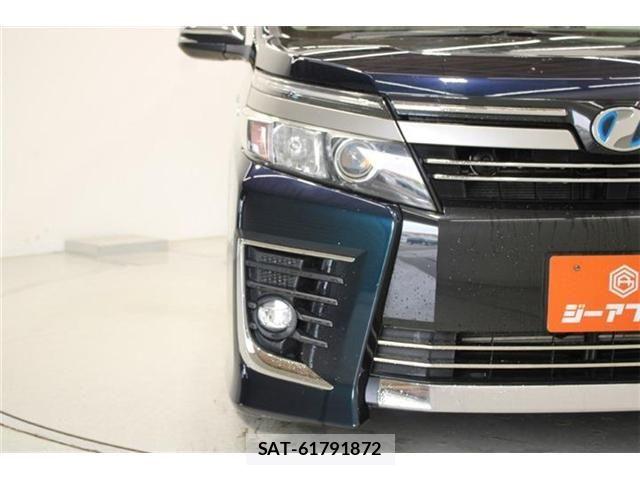 Toyota VOXY HYBRID 2017-06 6915320-15