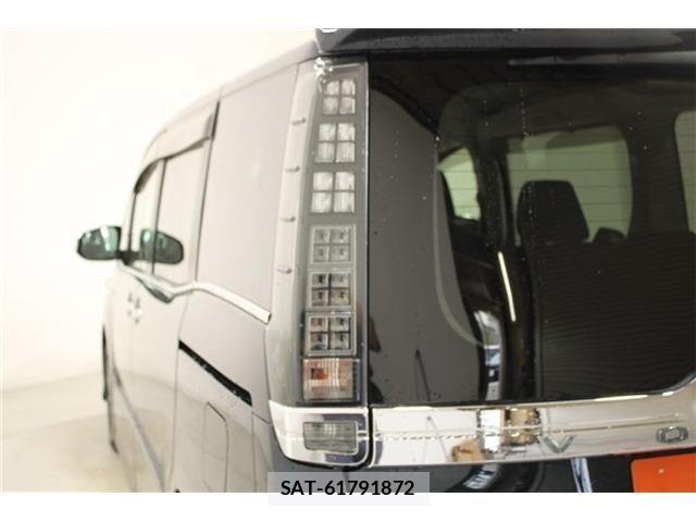 Toyota VOXY HYBRID 2017-06 6915320-18