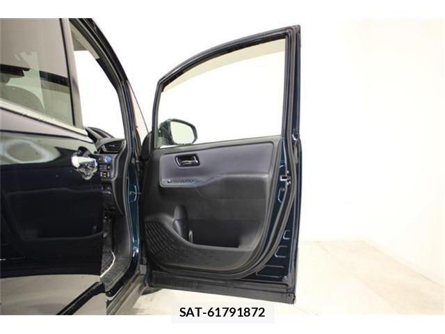 Toyota VOXY HYBRID 2017-06 6915320-28